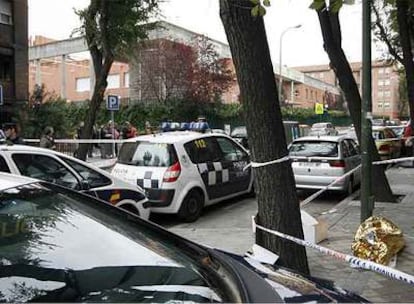 El fallecido, en la calle acordonada por la policía.