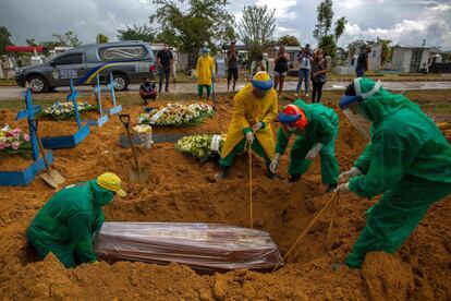 Entierro de una víctima de la covid en el cementerio de Manaos el 13 de enero.