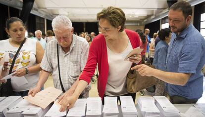 Ada Colau, alcaldessa de Barcelona, exercint el seu dret a vot.