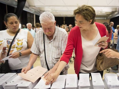 Ada Colau, alcaldesa de Barcelona, ejerciendo su derecho a voto.