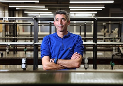 Jon Sanz Landaluze, profesor titular de Ciencias Químicas, en uno de los laboratorios de la facultad.