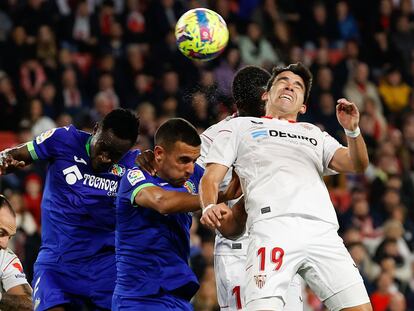 Acuña remata ante Djené y Algobia, durante un duelo del Sevilla y el Getafe en esta temporada.