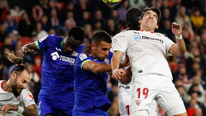 Acuña remata ante Djené y Algobia, durante un duelo del Sevilla y el Getafe en esta temporada.