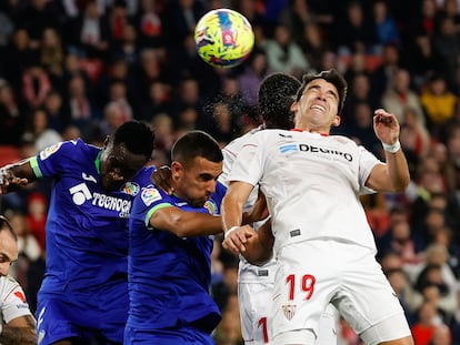 Acuña remata ante Djené y Algobia, durante un duelo del Sevilla y el Getafe en esta temporada.