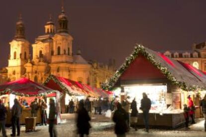 Mercadillo navideño en la plaza de la Ciudad Vieja de Praga, con San Nicolás al fondo.