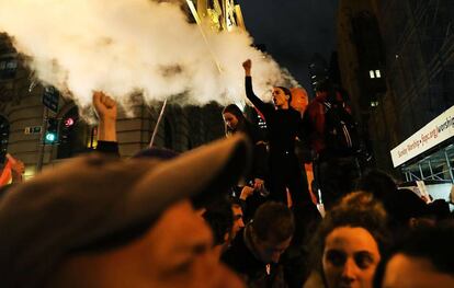 Manifestantes anti-Trump na Quinta Avenida de Nova York, nesta quarta-feira.