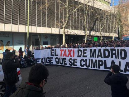 Los taxistas madrile&ntilde;os se manifestaron hoy en la capital espa&ntilde;ola y exigieron a la Comunidad de Madrid que regule el sector de los VTC. 
