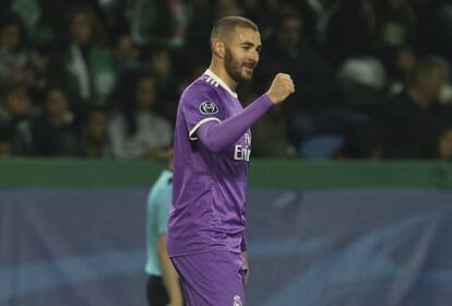 Karim Benzema celebra el segundo gol del Real Madrid.