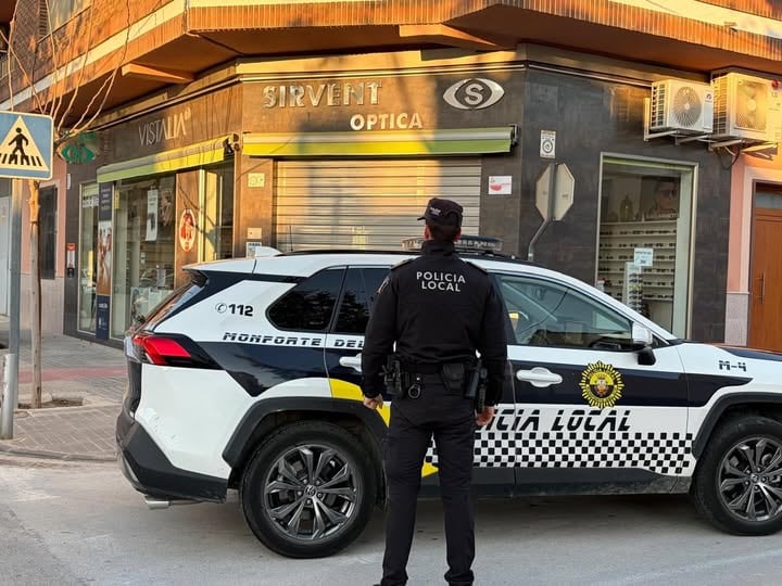 Un agente junto a un coche de la Policía Local de Monforte del Cid en una imagen municipal.