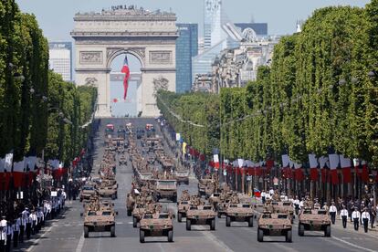 Militares franceses conducen un vehculo blindado durante el desfile militar del Da de la Bastilla, en la avenida de los Campos Elseos de Pars.