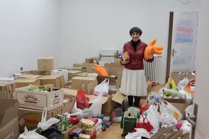 Joaquina Fern&aacute;ndez, presidenta de Instituto Hune, con los 2.500 Kilos de comida recogidos para bancos de alimentos.