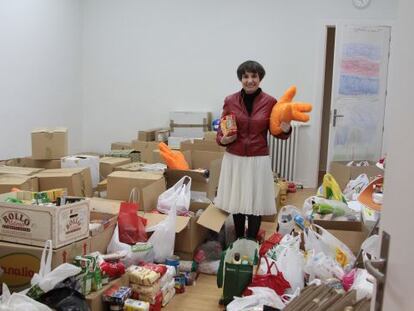 Joaquina Fernández, presidenta de Instituto Hune, con los 2.500 Kilos de comida recogidos para bancos de alimentos.