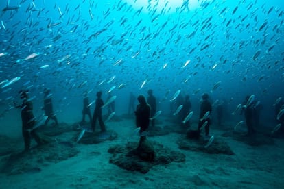 This is not the first such project by the British artist. In 2006 he created an underwater sculpture park in Grenada, in the Antilles, and in 2009 he opened MUSA (Museo Subacuático de Arte), submerging 500 sculptures off the coast of Cancún (Mexico). Pictured, a school of fish swimming among sculptures that are already covered with marine life.