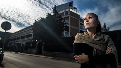 Evelin Rochel, ante el club de alterne Flower's, donde ejerció durante una década, este lunes.