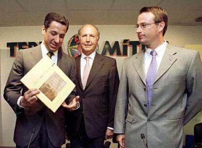 El director general de Terra Mítica, John Fitzgerald, a la derecha, con Eduardo Zaplana (izquierda) y Felipe Prosper, presidente de la ingeniería Idom, en junio de 2002 en la presentación del libro <i>Historia de una ilusión</i>, que repasa la construcción del parque Terra Mítica.