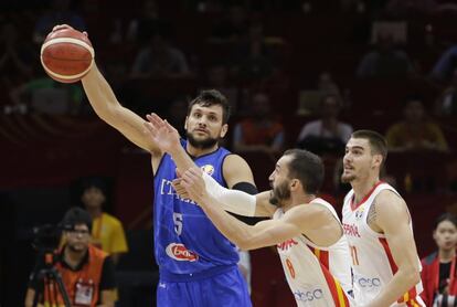 Alessandro Gentile (a la izquierda), en posesión de la pelota ante Pau Ribas y Juancho Hernangómez.