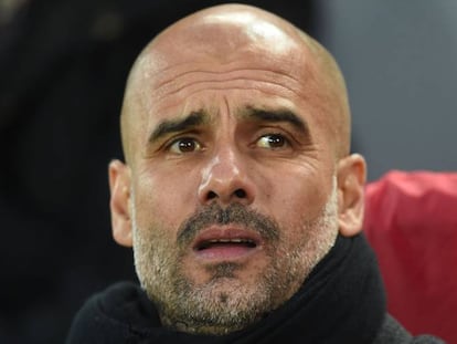 Pep Guardiola no banco em Liverpool 3 x 0 Manchester City.