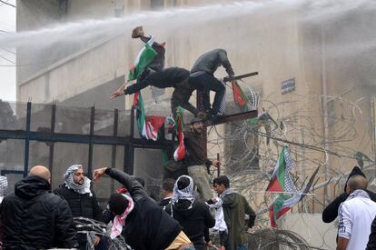 La fuerzas de seguridad libanesas usaron este domingo gases lacrimógenos y cañones de agua contra una manifestación cerca de la Embajada de Estados Unidos que protestaba por la decisión de Donald Trump de reconocer a Jerusalén como capital de Israel.