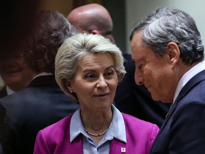 Ursula von der Leyen, junto a Mario Draghi, en el Consejo Europeo en Bruselas, el 20 de octubre.