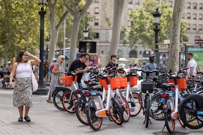 Bicletas de empresas privadas mal aparcadas en la Plaza Cataluña de Barcelona, este miércoles.