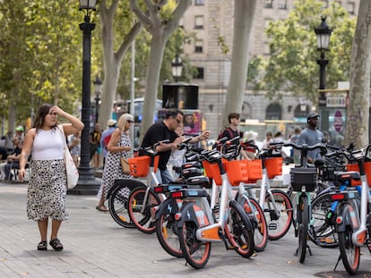 Bicletas de empresas privadas mal aparcadas en la Plaza Cataluña de Barcelona, este miércoles.