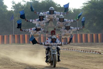 Personal del ejercito indio pertenecientes al equipo de aventureros muestran sus habilidades durante un festival, cerca de Amritsar (India).
