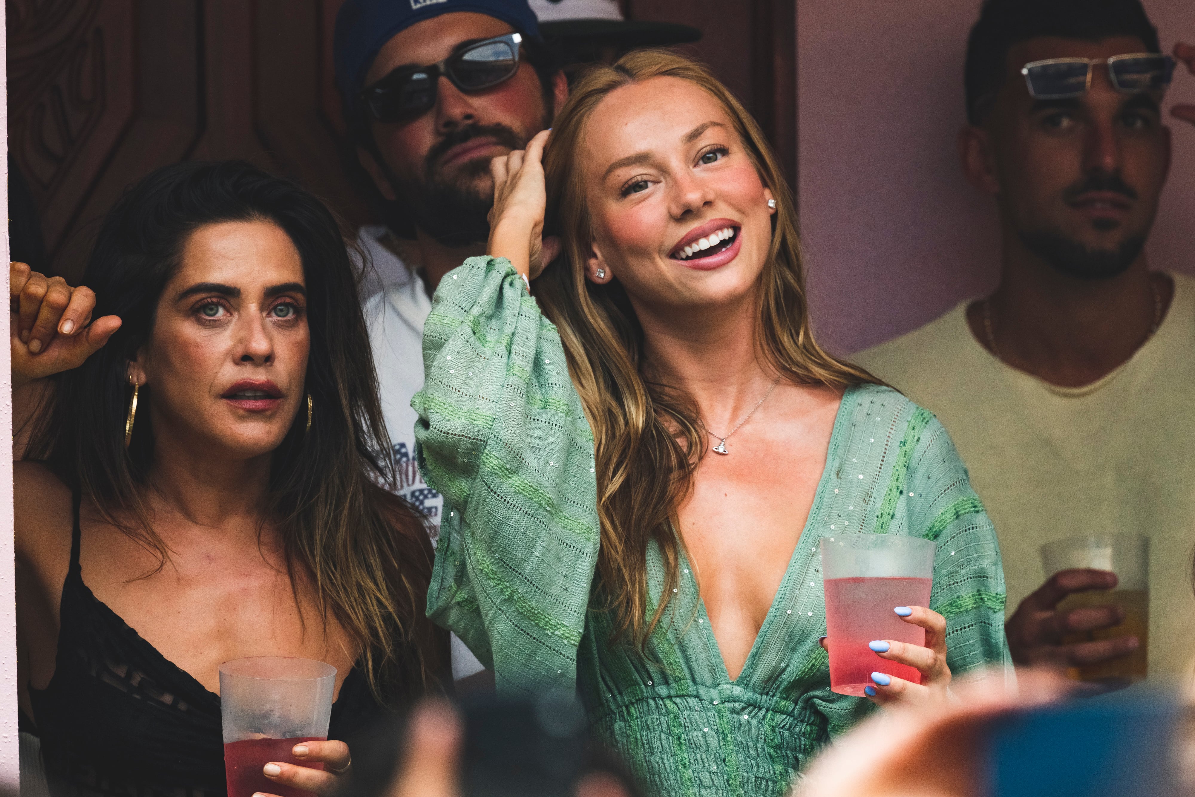 Ester Expósito viste verde esperanza para perrear en el concierto de Bad Bunny