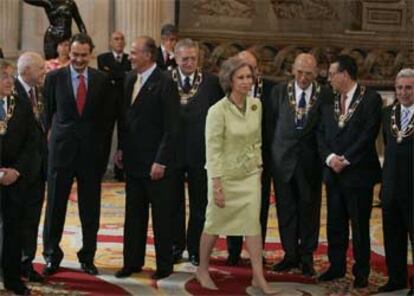 Los Reyes y el presidente del Gobierno, junto a los políticos condecorados en el Palacio Real con el Collar de la Orden del Mérito Civil.