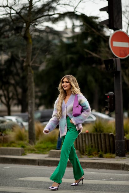 Street style has welcomed this new fashion ‘must,’ and we’re seeing it in all different versions. Oversize designs are among our favorites; of those, we especially like the pastel multicolored wool style that we saw Danish stylist Emili Sindlev wearing.