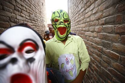 Desfile durante la fiesta Neku Jatra-Mataya o festival de luces en Lalitpur. Nepal. 12 de agosto de 2014.