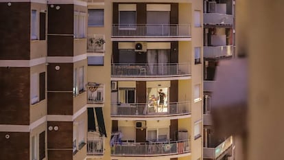 Residentes de Barcelona, confinados en sus casas. 