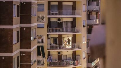 Residentes de Barcelona, confinados en sus casas.