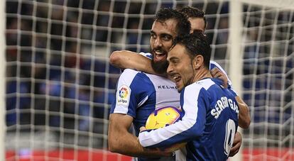 Borja Iglesias y Sergio García festejan un tanto de esta temporada.