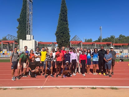 Reynaldo Walcott (tercero por la derecha) y algunos de los atletas jamaicanos del Elite Performance Track Club posan junto a los entrenadores españoles que acudieron a la jornada técnica en Alcobendas.