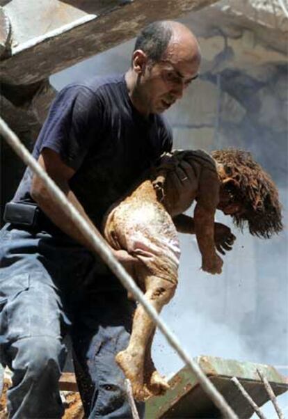 Un libanés recupera el cadáver de un niño de los escombros de un edificio bombardeado en Beirut.