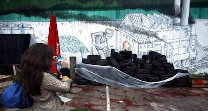 Una de las asistentes a la ruta del jueves fotografía grafitis en el Campo de la Cebada