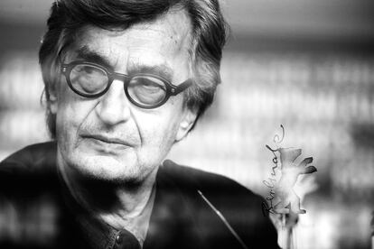 El director alemán Wim Wenders premiado con el Oso de Oro de Honor en reconocimiento a toda su carrera, durante la versión 65 del Festival de Cine de Berlín.