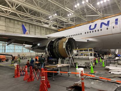 Operarios inspeccionan el motor derecho del Boeing 777 que tuvo que aterrizar de emergencia en Denver el sábado, en una imagen de la Agencia Nacional de Seguridad en el Transporte de EE UU.