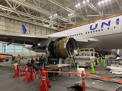 Operarios inspeccionan el motor derecho del Boeing 777 que tuvo que aterrizar de emergencia en Denver el sábado, en una imagen de la Agencia Nacional de Seguridad en el Transporte de EE UU.