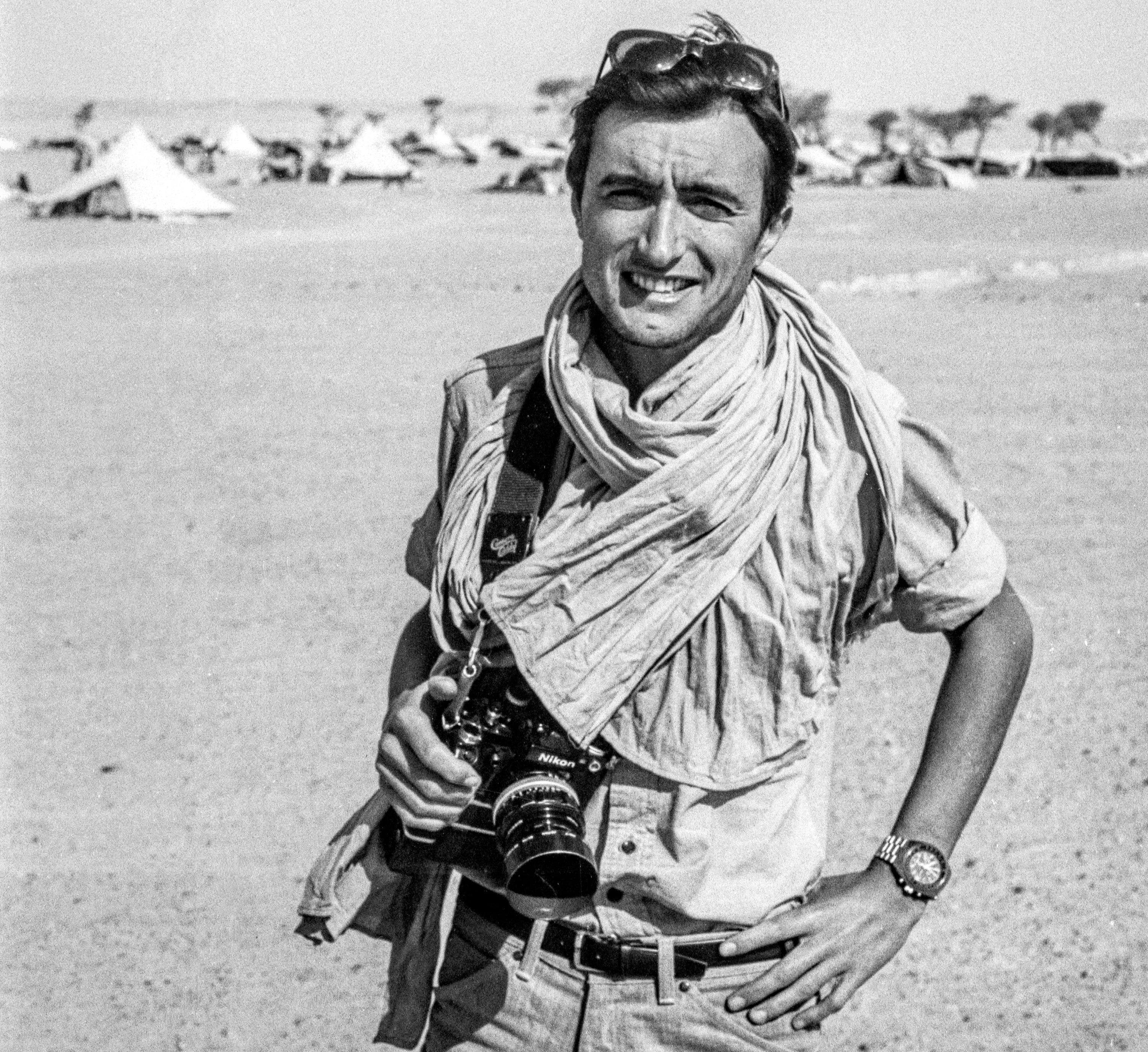 Arturo Pérez-Reverte, sobre sus fotografías en el frente: “En la guerra la cámara no servía de escudo, te ponía en peligro”