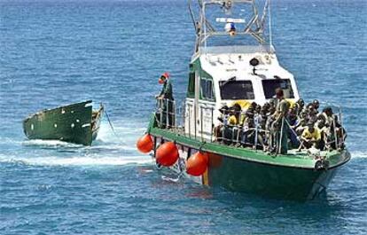 Una patrullera de la Guardia Civil traslada a los 40 inmigrantes al muelle Puerto del Rosario en Fuerteventura.