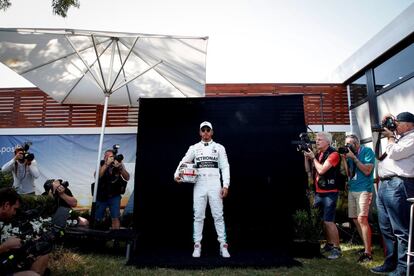 El piloto británico, Lewis Hamilton de la escudería Mercedes AMG GP, posa para una sesión de fotos durante el primer día del Gran Premio de Australia de Fórmula 1, este jueves, en el Circuito del Gran Premio de Albert Park en Melbourne (Australia).