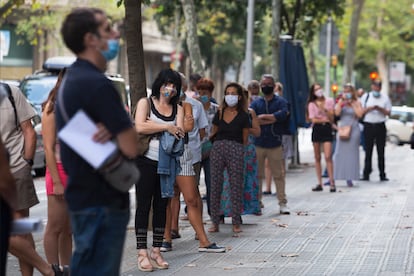 Cola de personas ante el laboratorio Echevarne de Barcelona esperando turno para hacerse análisis y otras pruebas como la PCR.
