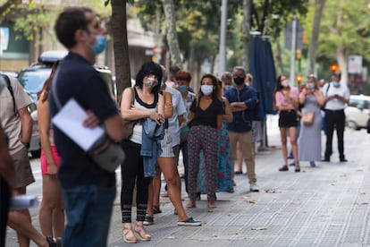 Cola de personas ante el laboratorio Echevarne de Barcelona esperando turno para  hacerse análisis y otras pruebas como la PCR.