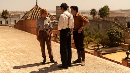 Blanca Suárez y Javier Rey durante el rodaje de la película 'El verano que vivimos' en la azotea del Alcázar de Jerez.