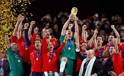 Iker Casillas, portero y capitán de la selección española, levanta el 11 de julio de 2010 la copa del mundo después de que España se proclamara ganadora del Mundial de fútbol de Sudáfrica tras derrotar a Holanda por 1-0 en el estadio de Johannesburgo. En la imagen, con bufanda blanca, aparece el entonces presidente la FIFA, Joseph Blatter. A su izquierda está Jacob Zuma, presidente de Sudáfrica.