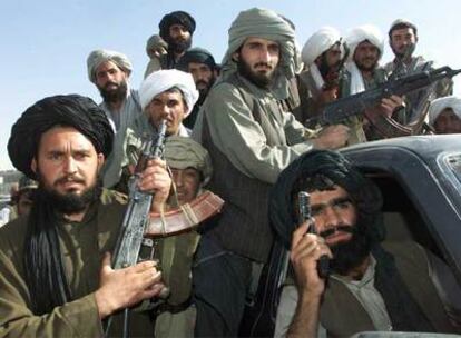 Combatientes talibanes posan con sus armas en una imagen tomada en el bazar de Kandahar en noviembre de 2001.