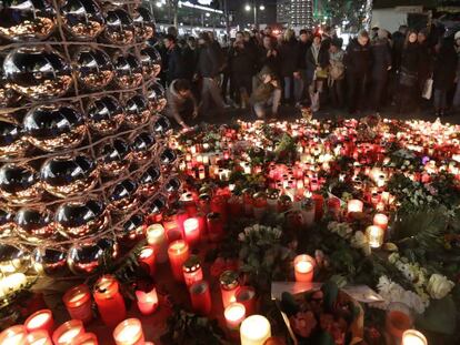 Velas en memoria de las personas asesinadas en Berlín.