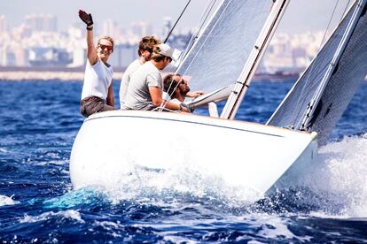 La infanta Elena saluda durante una jornada de entrenamientos en Palma de Mallorca.