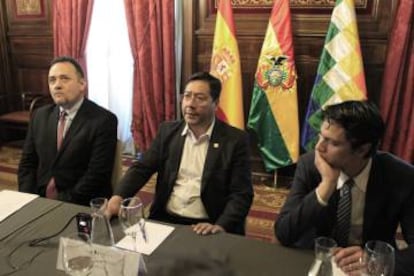 Luis Arce (ao centro), durante evento em Madri.